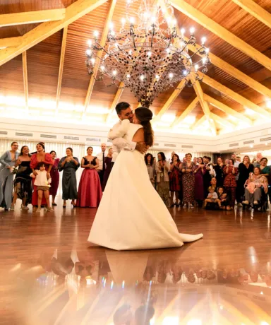 Novios bailando rodeados por los invitados