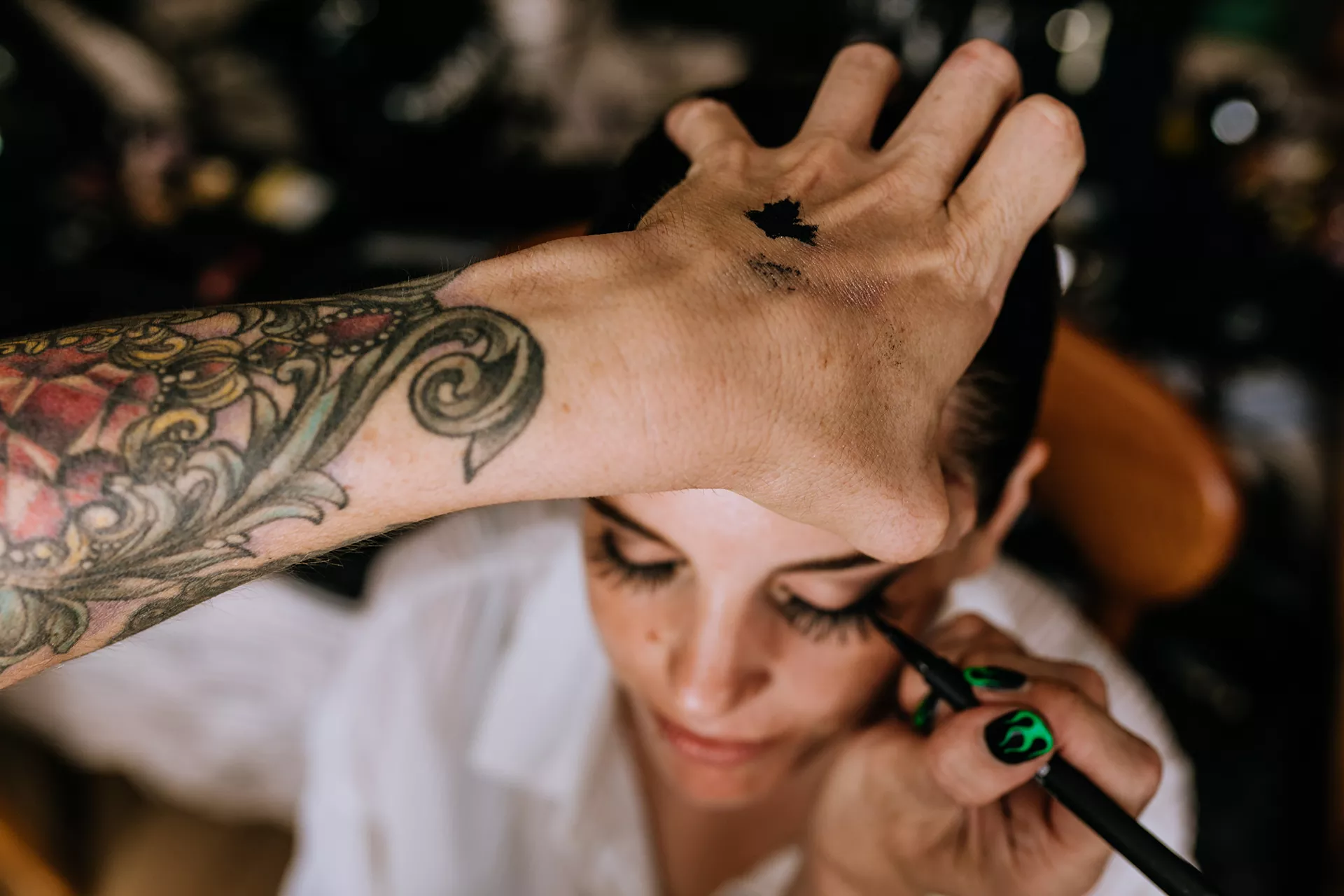 Maquilladora pintando los ojos a la novia