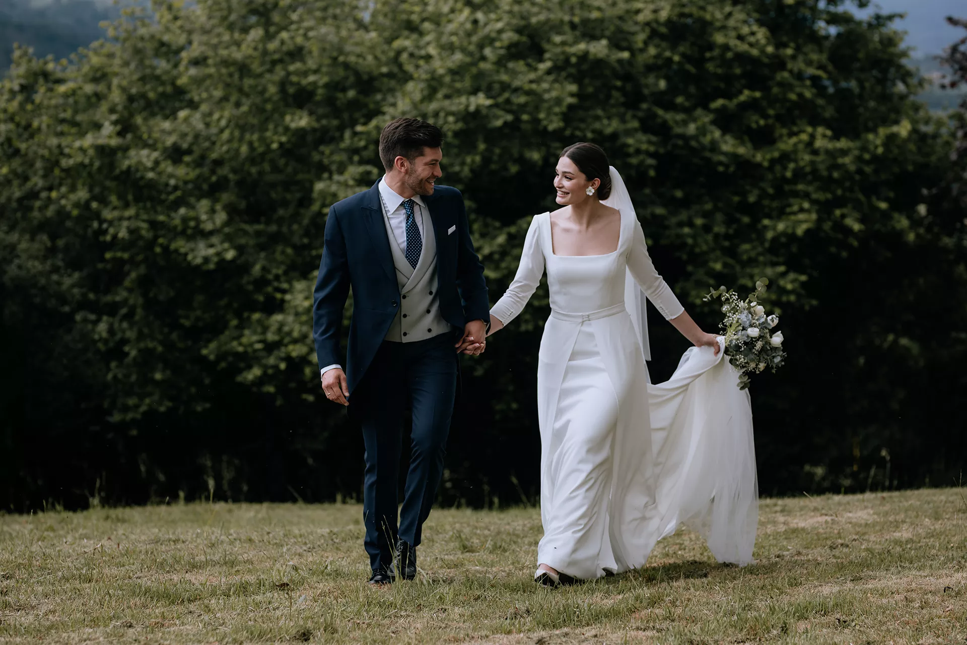 Pareja de novios caminando por el campo