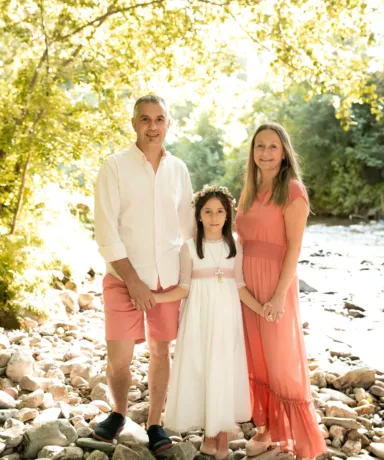 Familia junto a niña vestida de comunión