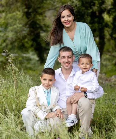 Familia junto a niño vestido de comunión