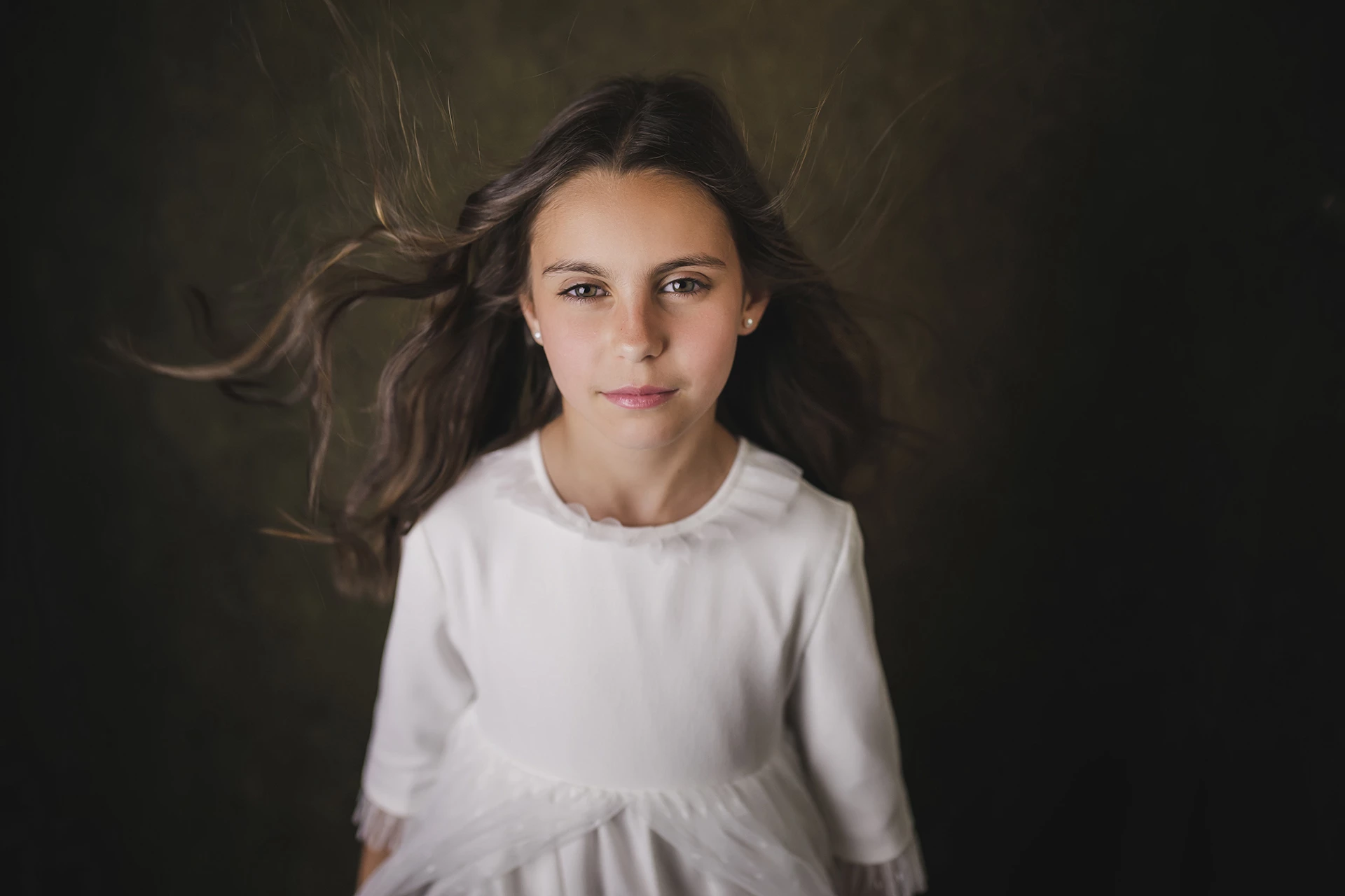 Niña vestida de comunión con el pelo suelto