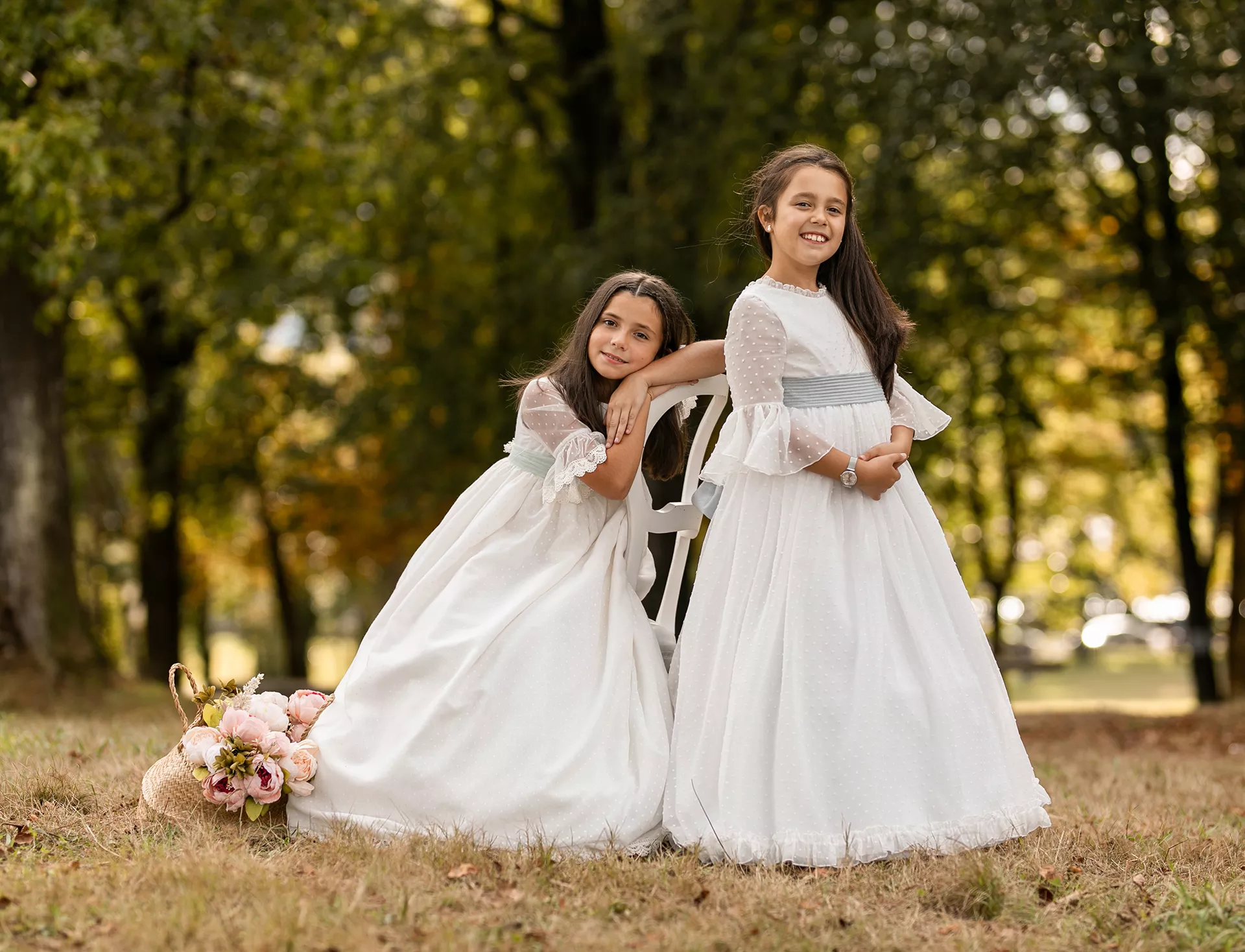 Niñas vestidas con traje de comunión