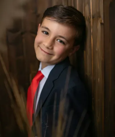 Niño vestido con traje y corbata