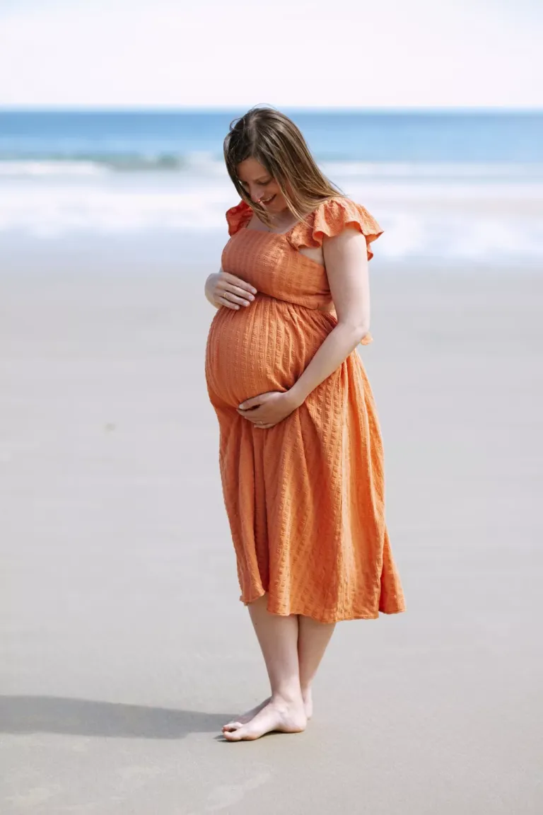 Mujer embarazada en la playa