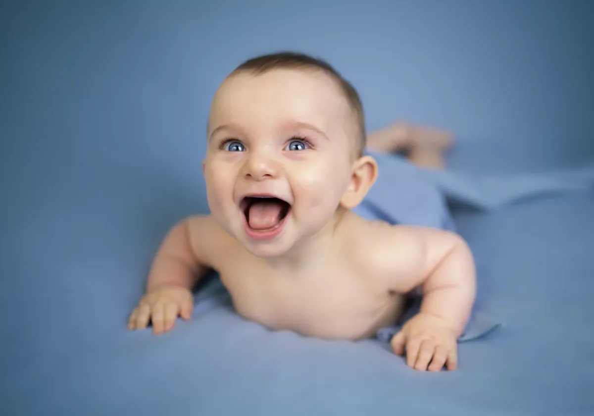 Bebé de ojos azules sonriendo