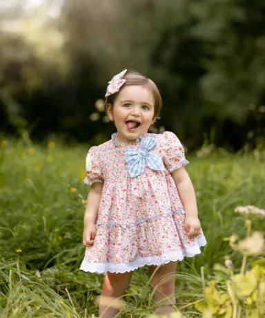 Niña con vestido en el campo