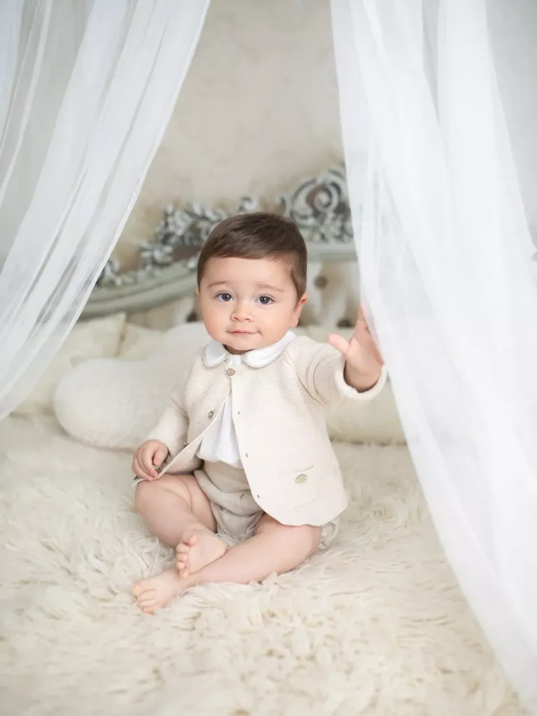 Niño sentado en una cama