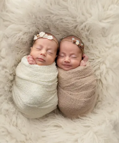 Dos bebés recién nacidos enrollados en dos mantas